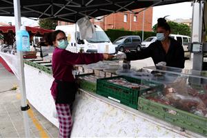 Poca afluència de compradors en la reobertura del mercat de Coma-ruga del Vendrell