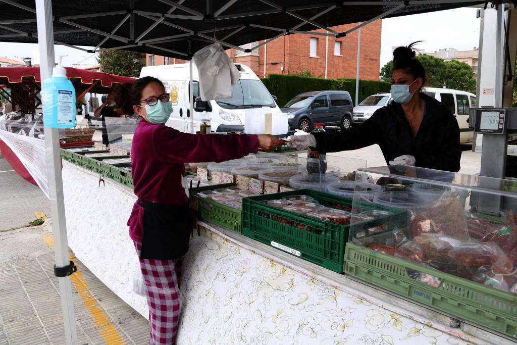 Poca afluència de compradors en la reobertura del mercat de Coma-ruga ...