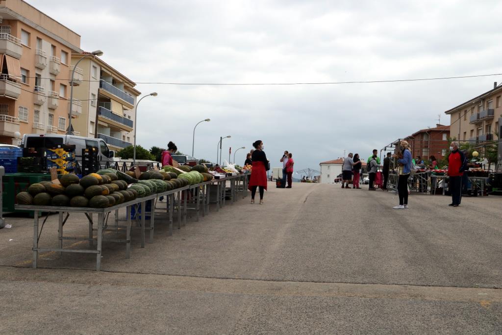 Poca afluència de compradors en la reobertura del mercat de Coma-ruga ...