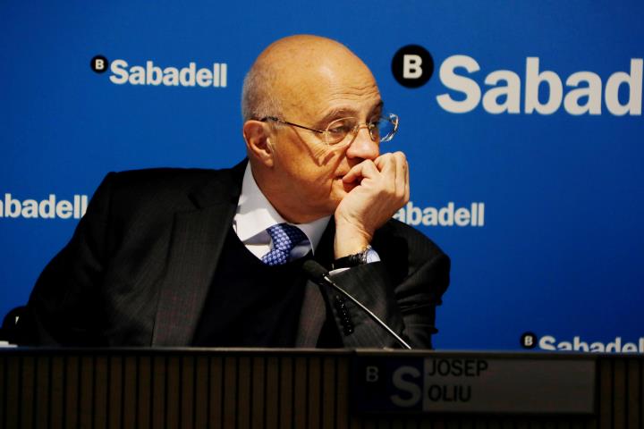 Primer pla del president del Banc Sabadell, Josep Oliu, amb la mà davant la boca. Imatge de l'1 de febrer del 2019. ACN