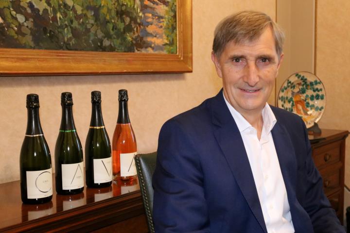 Primer pla del president del Consell Regulador de la DO Cava, Javier Pagès, mirant a càmera després d'una entrevista amb l'ACN. ACN