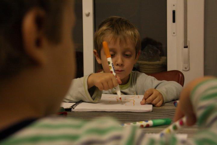 Primer pla d'un nen fent deures a casa. ACN