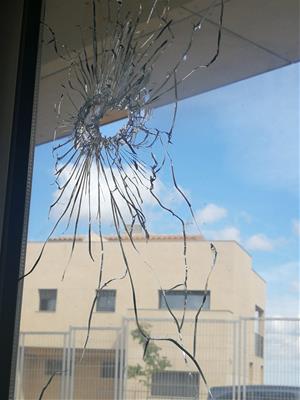 Primer pla d'un vidre de l'escola d'Avinyonet del Penedès esbotzat per un tret de bala segons la denúncia del consistori l'1 de setembre del 2020. Aju