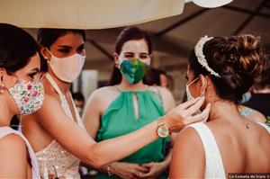 Primer pla d'una núvia a la boda amb mascareta. Bodas.net