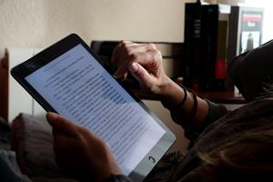 Primer pla d'una persona llegint un e-book. ACN