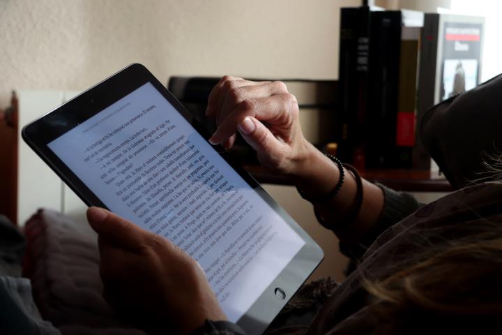 Primer pla d'una persona llegint un e-book. ACN