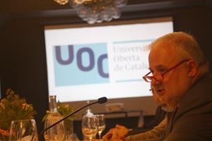 Primer pla Josep A. Planell, rector de la UOC, amb el logotip que estrenarà el proper 24 d'octubre. ACN