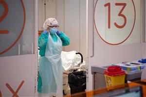 Professionals sanitaris atenen malalts de coronavirus a l'Hospital Clínic. Imatge publicada el 16 d'abril del 2020. Hospital Clínic