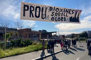 Prop d'un centenar de veïns es manifesten per exigir el tancament cautelar de Componentes Vilanova. APMA