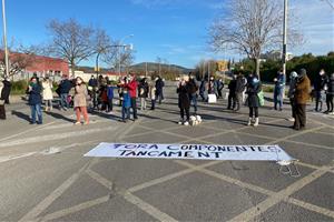 Prop d'un centenar de veïns es manifesten per exigir el tancament cautelar de Componentes Vilanova