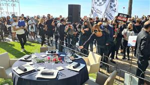 Prop d'un miler de persones protesten a Sitges contra el tancament de bars i restaurants. Gremi d'Hostaleria de Sit