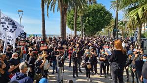 Prop d'un miler de persones protesten a Sitges contra el tancament de bars i restaurants