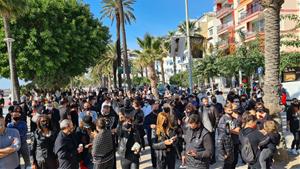 Prop d'un miler de persones protesten a Sitges contra el tancament de bars i restaurants
