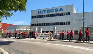 Protesta dels treballadors d'Hitecsa, a Vilanova, per l'acomiadament d'un company de baixa per la covid-19. EIX