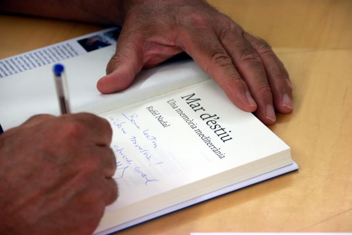 Rafel Nadal signant llibres de 'Mar d'estiu' pels clients d'Abacus del carrer Balmes de Barcelona, el 16 de juliol del 2020. ACN