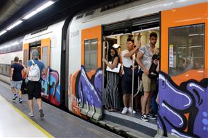 Renfe denuncia que el 80% dels trens tenen pintades i que ha destinat 8 MEUR durant el 2019 a neteja. ACN