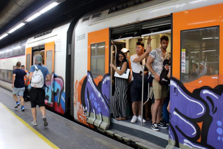 Renfe denuncia que el 80% dels trens tenen pintades i que ha destinat 8 MEUR durant el 2019 a neteja. ACN