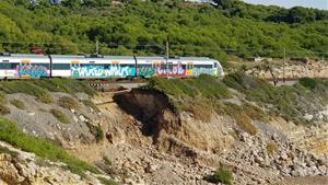 Renfe reprograma les freqüències a l'R2 sud per l'esvoranc en una de les vies entre Sitges i Vilanova i la Geltrú. EIX