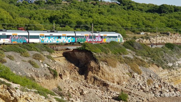 Renfe reprograma les freqüències a l'R2 sud per l'esvoranc en una de les vies entre Sitges i Vilanova i la Geltrú. EIX