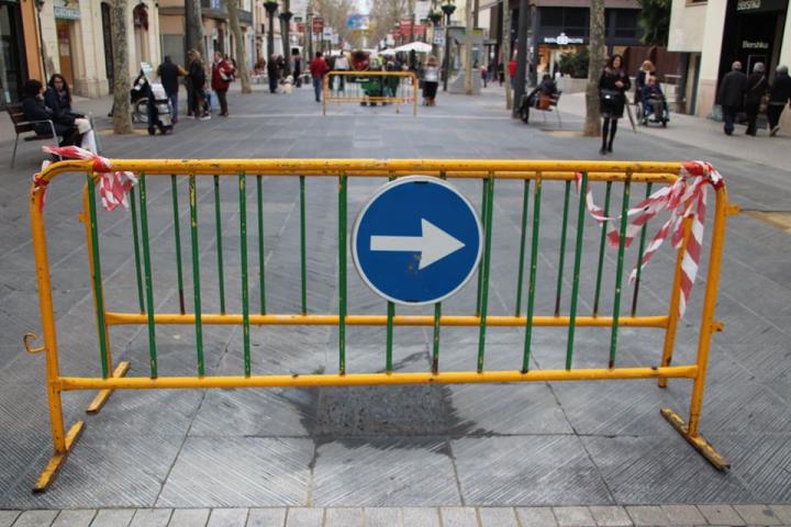 Reparen provisionalment amb ciment les rajoles malmeses de la rambla de Vilanova. Ajuntament de Vilanova