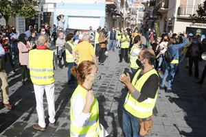 Representants de bars, restaurant i discoteques de Sitges piquen cassoles durant una protesta per reclamar la reobertura del sector, el 15 de novembre