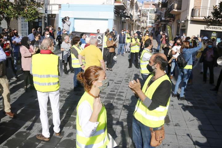 Representants de bars, restaurant i discoteques de Sitges piquen cassoles durant una protesta per reclamar la reobertura del sector, el 15 de novembre