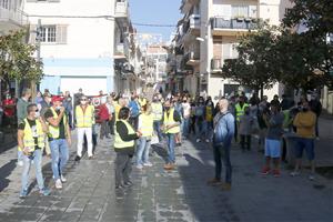 Representants de bars, restaurant i discoteques de Sitges piquen cassoles durant una protesta per reclamar la reobertura del sector, el 15 de novembre