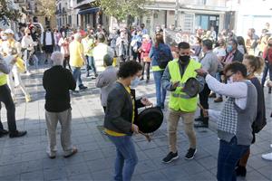 Representants de bars, restaurant i discoteques de Sitges piquen cassoles durant una protesta per reclamar la reobertura del sector, el 15 de novembre