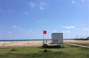 Rescaten una nena a la platja de Segur de Calafell que es banyava al mar tot i la prohibició. Ajuntament de Calafell