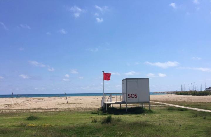 Rescaten una nena a la platja de Segur de Calafell que es banyava al mar tot i la prohibició. Ajuntament de Calafell