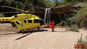 Rescaten una persona que es va lesionar en saltar a l’aigua a un gorg de Sant Llorenç d’Hortons. Bombers