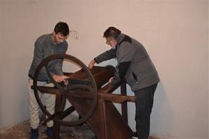 Restauren una trepitjadora de raïm per al Castell de Cubelles. Ajuntament de Cubelles