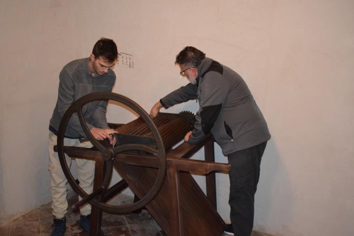 Restauren una trepitjadora de raïm per al Castell de Cubelles. Ajuntament de Cubelles