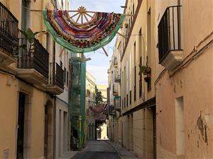 Roben tres ventalls fets per escolars de Vilanova per decorar els carrers durant el Carnaval. EIX