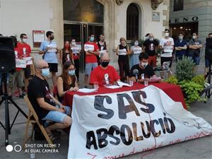 Roda de premsa del grup de suport Sas absolució, a les portes de l'Ajuntament de Vilafranca. Sas absolució