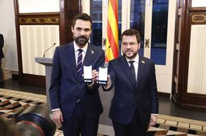 Roger Torrent i Pere Aragonès, mostrant els pressupostos de la Generalitat . ACN / Gerard Artigas