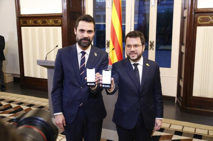 Roger Torrent i Pere Aragonès, mostrant els pressupostos de la Generalitat . ACN / Gerard Artigas