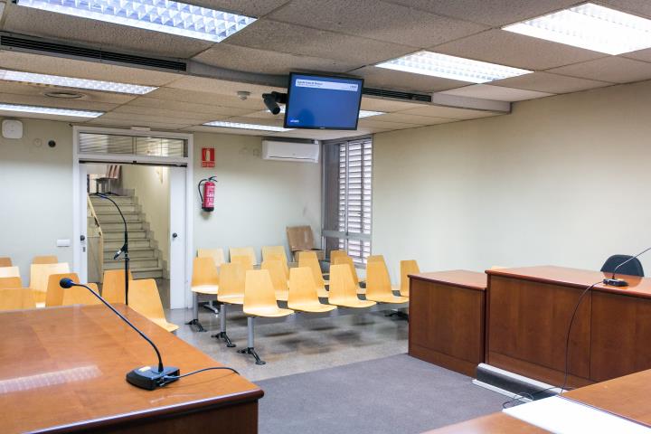 Sala de vistes habilitada per fer-hi judicis telemàtics. Departament de Justícia