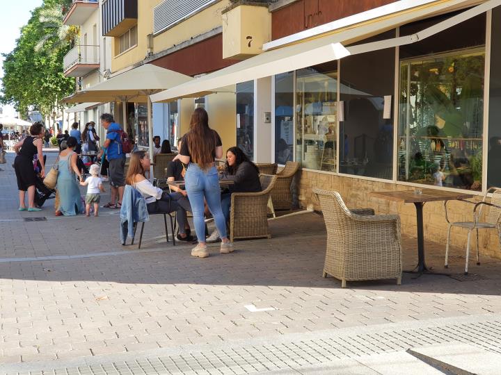 Sant Pere de Ribes permet ampliar terrasses prioritzant el pas de vianants i la seguretat sanitària. Ajt Sant Pere de Ribes