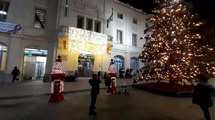 Sant Sadurní instal·lada bústies reials a la plaça de l'Ajuntament. Ajt Sant Sadurní d'Anoia