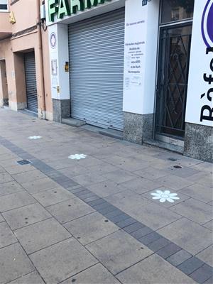 Santa Margarida i els Monjos pinta flors a terra pel distanciament al carrer. EIX