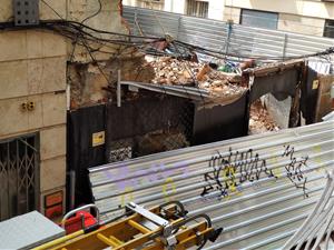 S'ensorra parcialment un immoble en obres del carrer Caputxins de Vilanova. Xavier Pascual