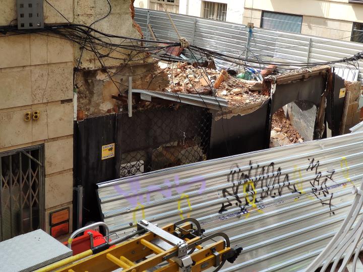 S'ensorra parcialment un immoble en obres del carrer Caputxins de Vilanova. Xavier Pascual