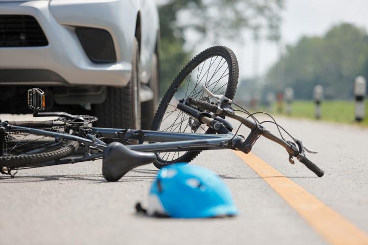 S'ha de cedir el pas al ciclista?. istock.com