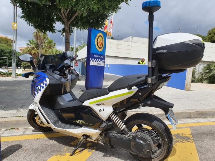 Sitges adquireix nous vehicles elèctrics per a la Policia Local. Ajuntament de Sitges