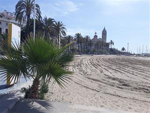 Sitges comença els treballs de neteja de les platges per a la reobertura turística. Ajuntament de Sitges