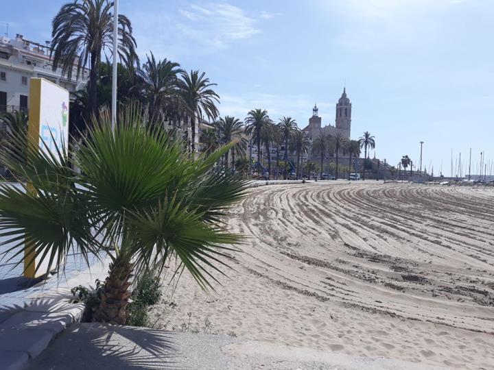 Sitges comença els treballs de neteja de les platges per a la reobertura turística. Ajuntament de Sitges