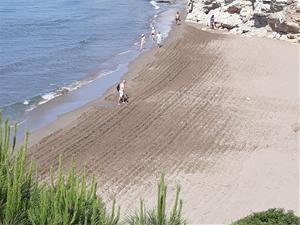 Sitges comença els treballs de neteja de les platges per a la reobertura turística