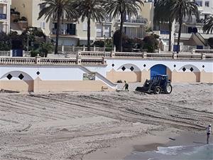 Sitges comença els treballs de neteja de les platges per a la reobertura turística