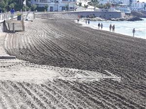 Sitges comença els treballs de neteja de les platges per a la reobertura turística
